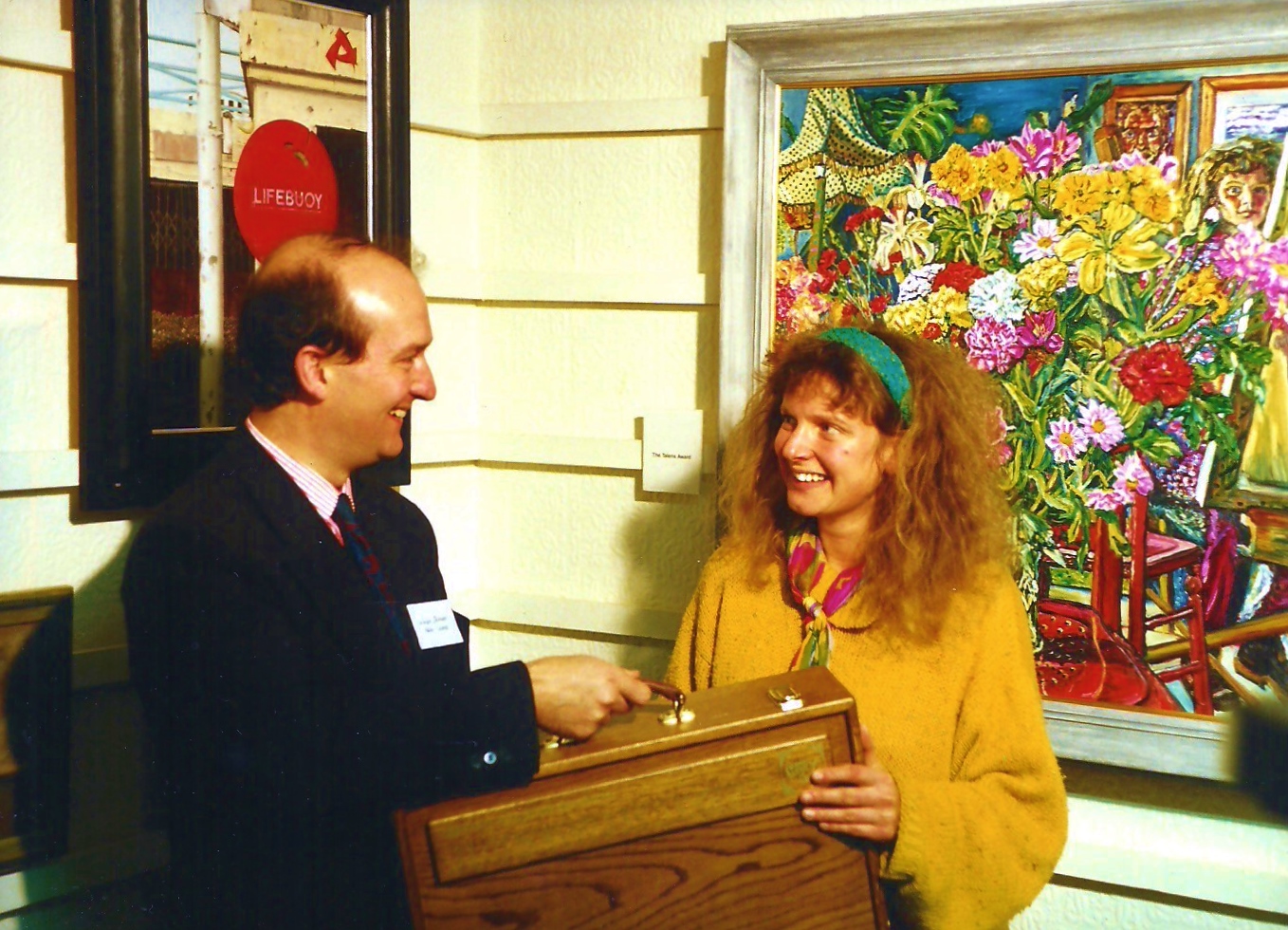 Fiona receiving the Talens award